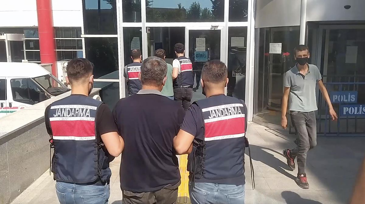 Son dakika haberleri... Adıyaman\'da terör örgütü PKK üyesi olduğu öne sürülen 2 zanlı tutuklandı