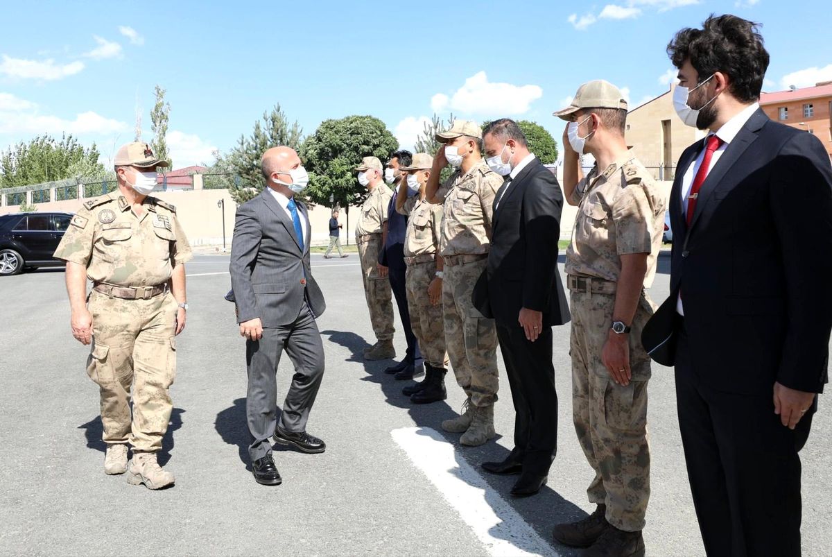 Son dakika: Ağrı Valisi Varol\'dan İl Jandarma Komutanlığına ziyaret