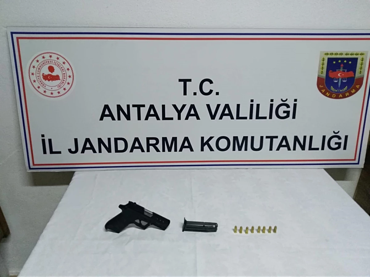 Antalya\'da trafik kontrolünde tabanca ele geçirildi