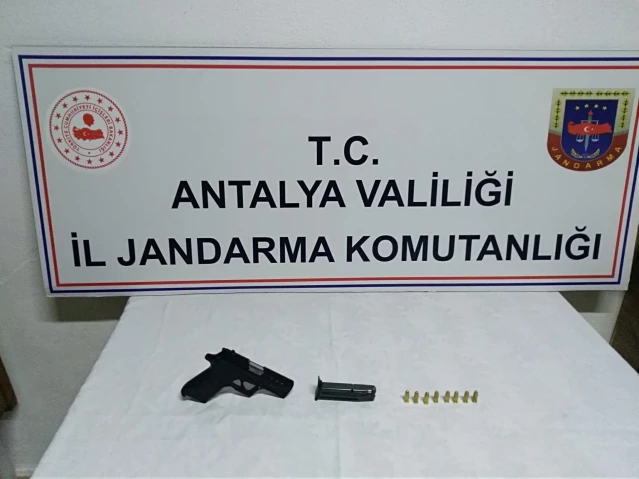 Antalya'da trafik kontrolünde tabanca ele geçirildi