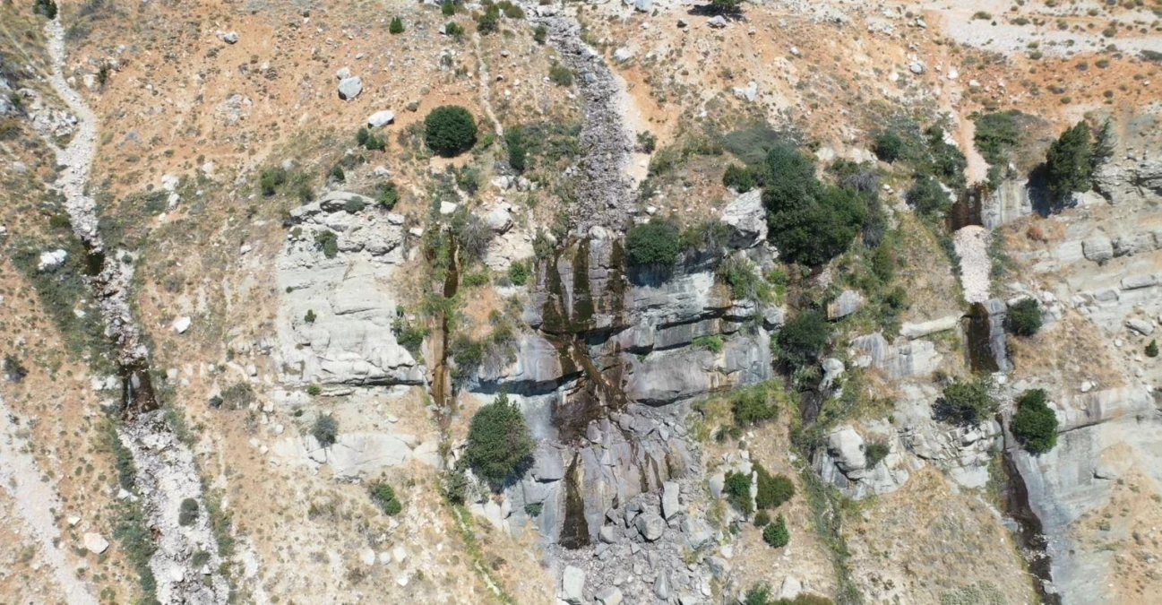 Antalya\'nın 3024 rakımlı Akdağ eteklerinde bulunan Uçarsu Şelalesi kurudu
