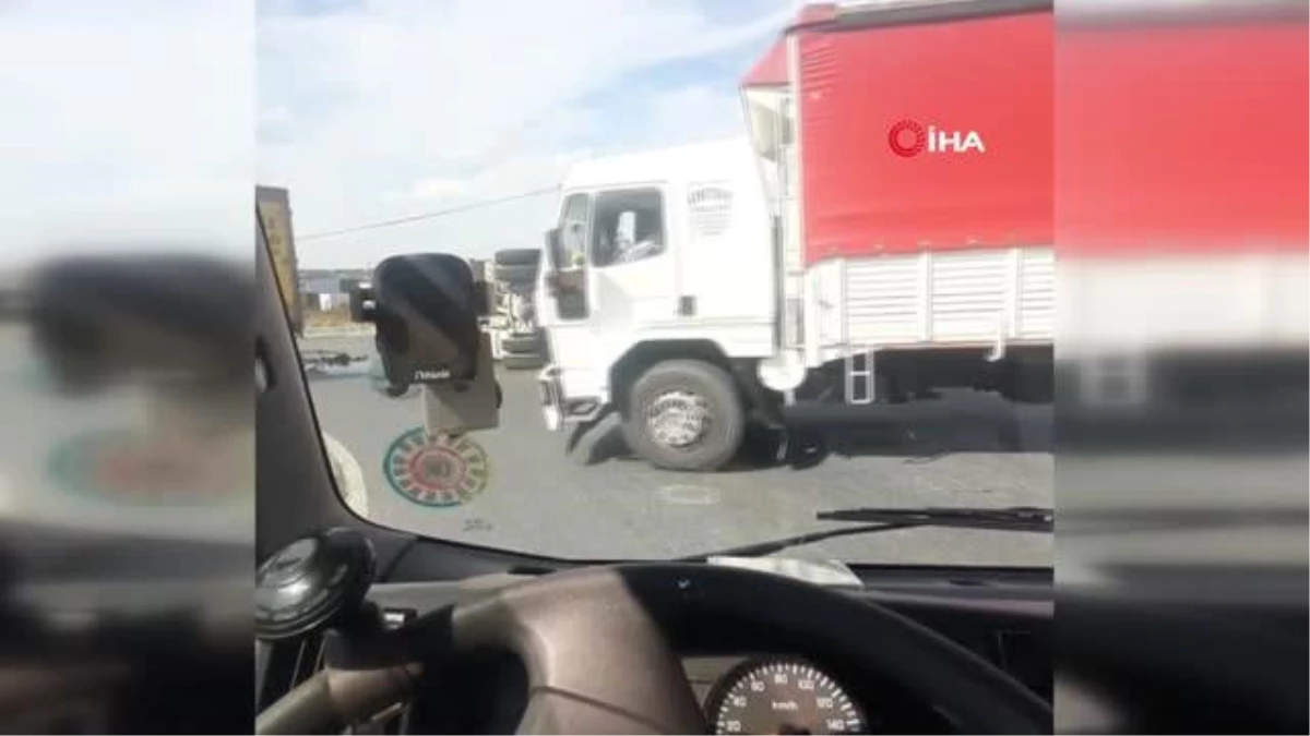 Arnavutköy\'de sürücüsünün direksiyon hakimiyetini kaybettiği hafriyat kamyonu devrildi