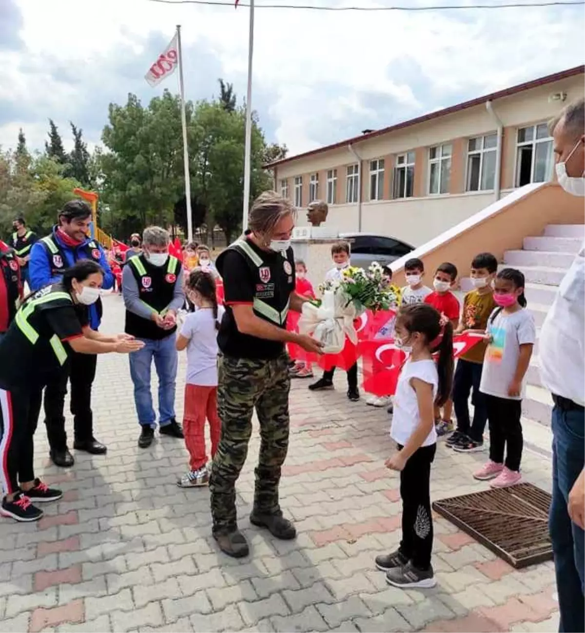 Balıkesir\'de motosiklet kulübü üyelerinden okullara kitap bağışı kampanyası