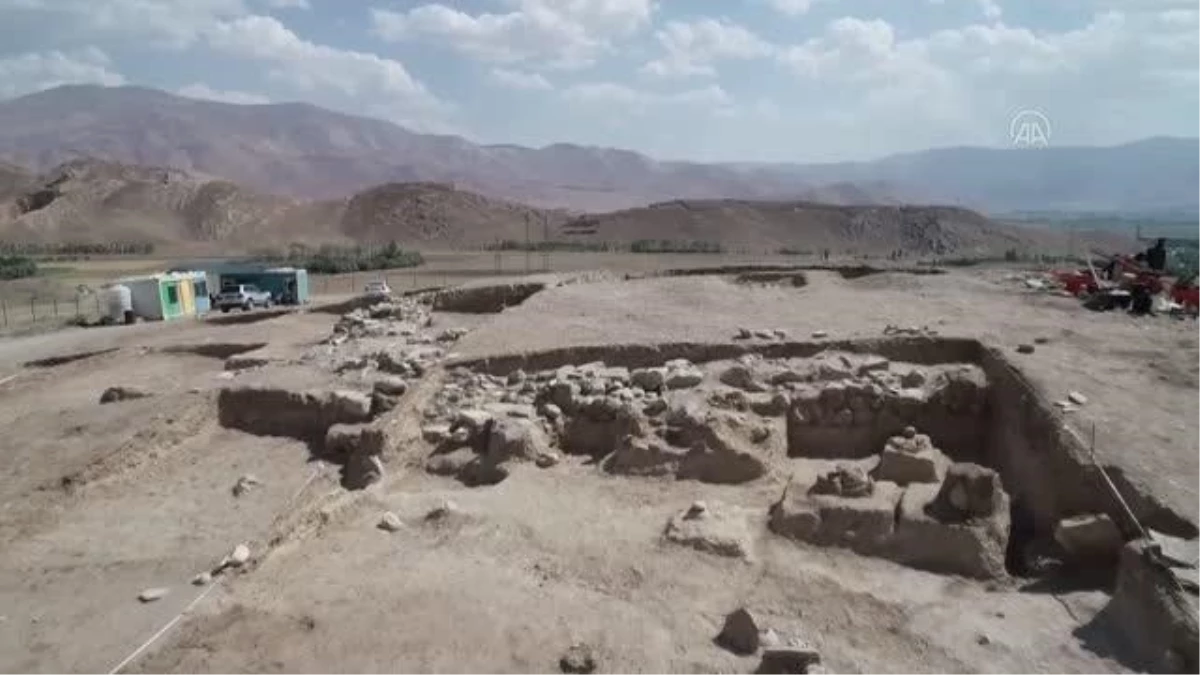 Çavuştepe Kalesi\'nde bulunan 45 urne arkeologlarca mercek altına alındı