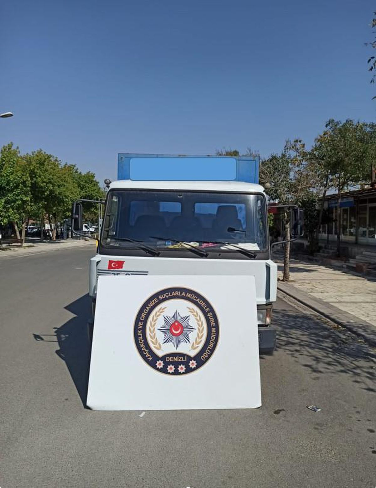 Denizli\'de kargo aracı süsü verilmiş kamyonetle kaçak akaryakıt satan şüpheli yakalandı