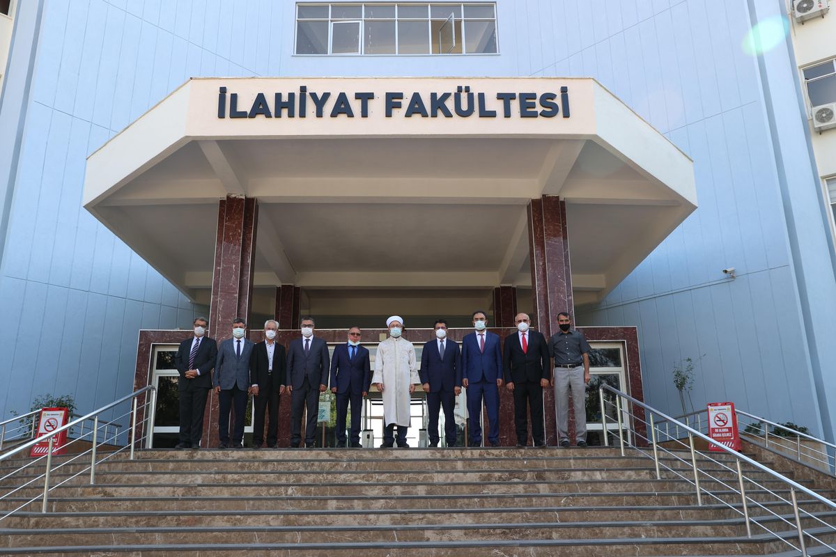 Diyanet İşleri Başkanı Erbaş, Dicle Üniversitesini ve Diyanet\'in Diyarbakır\'daki gençlik merkezini ziyaret etti