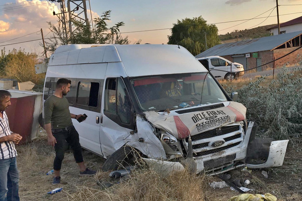 Elazığ\'da minibüsle otomobilin çarpışması sonucu iki kişi yaralandı