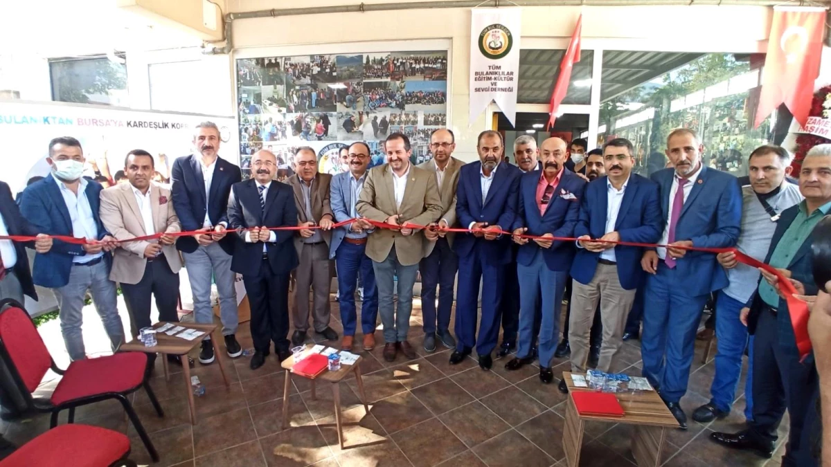 En şefkatli market...Açılışa gelenlerin yardımlarıyla raflar doldu taştı