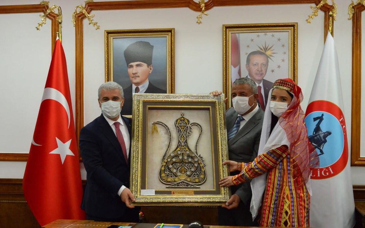 Esnaf odalarının başkanları Kırşehir Valisi Akın\'ı ziyaret etti