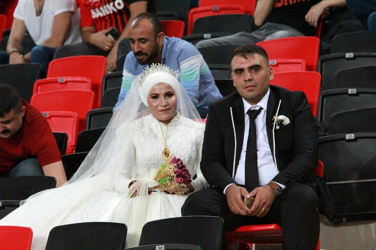 Gaziantep FK-Antalyaspor maçında gelin-damat sürprizi