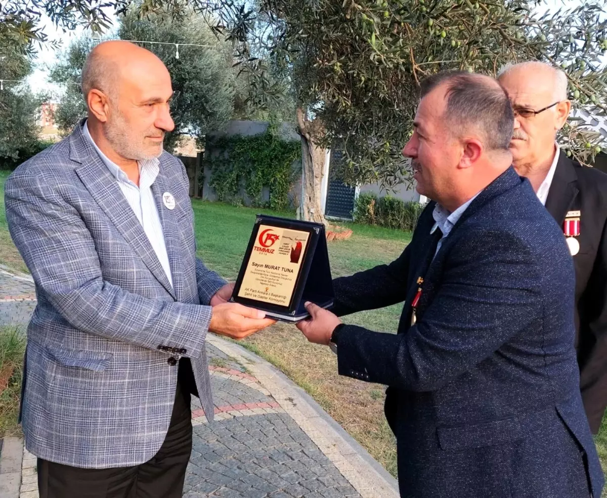 Gazilerden Edremit'teki skandala tepki gösteren AK Partili Tuna'ya plaket