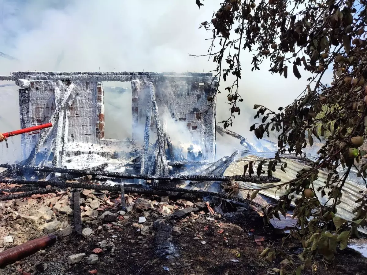 KASTAMONU - İki katlı ev ve samanlık kullanılamaz hale geldi