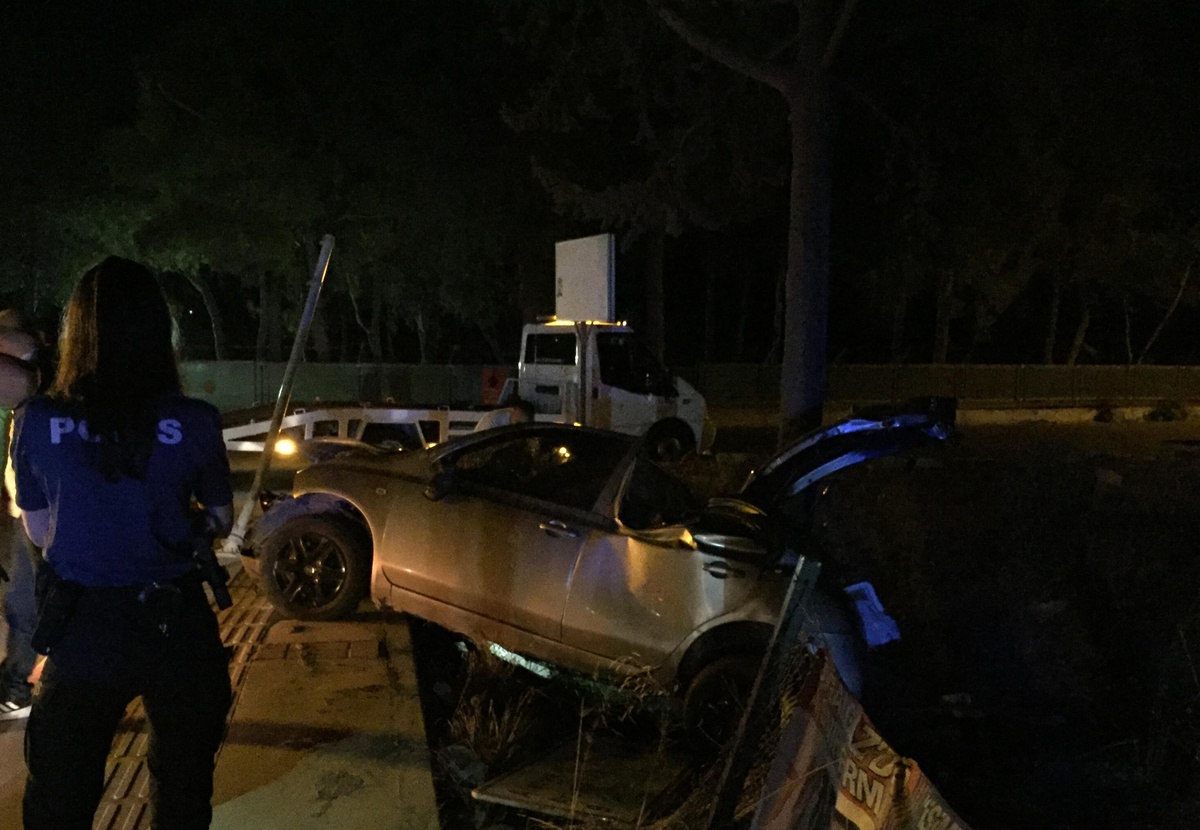 İzmir\'de düğünden dönenleri taşıyan otomobil şarampole devrildi: 4 yaralı