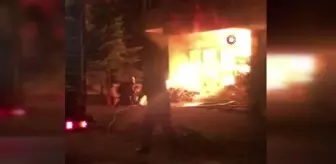 Kadıköy'de giriş katındaki tütün deposu alev alev yandı