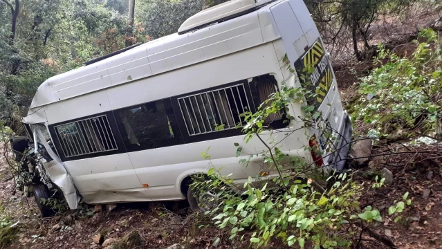 Kamyonete çarpan öğrenci servisi dereye uçtu: 10 yaralı