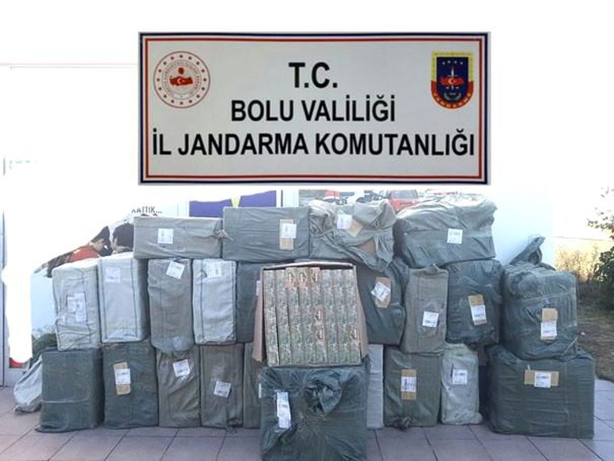 Kargo aracında binlerce kaçak sigara ve sigara kağıdı yakalandı