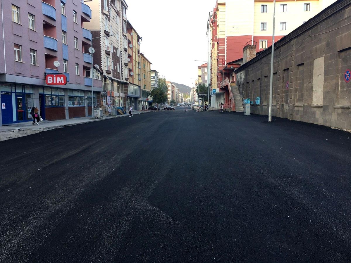 Kars\'ta caddeler sıcak asfalt oldu