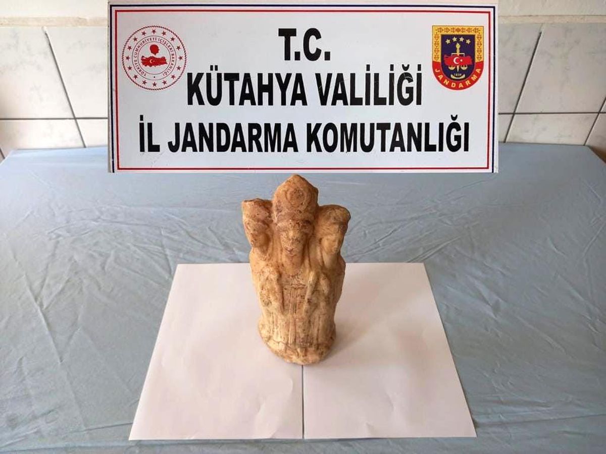 Kütahya\'da Roma dönemine ait üç başlı heykel ele geçirildi