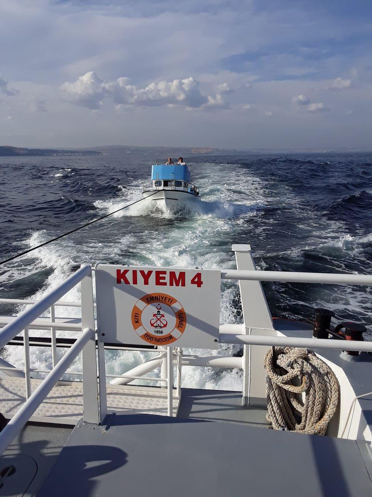 Marmara Denizi\'nde sürüklenen balıkçı teknesi kurtarıldı
