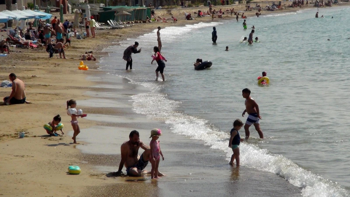 Mersin\'de okullar açılmasına rağmen sahillerde yoğunluk devam ediyor