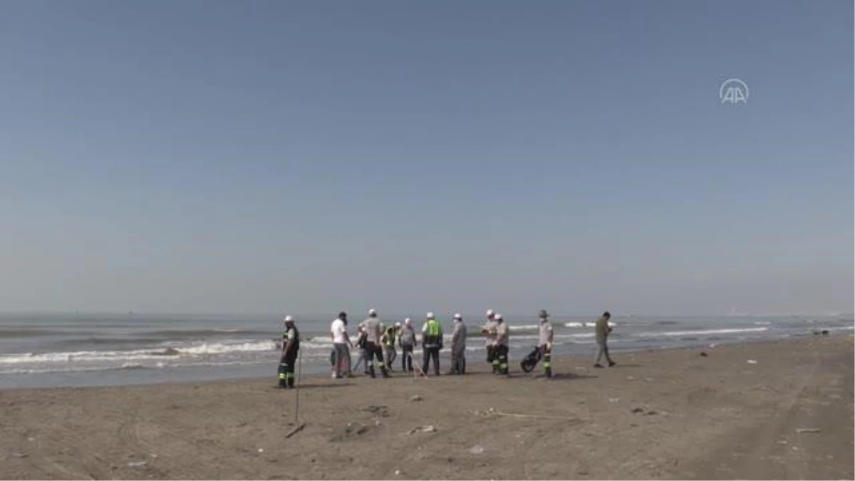 Mersin sahillerinde Suriye kaynaklı petrol sızıntısına ilişkin temizlik çalışmaları sürüyor