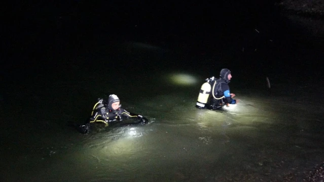 Ekipler, Murat Nehri'ne giren gencin cansız bedenine saatler sonra ulaşabildi