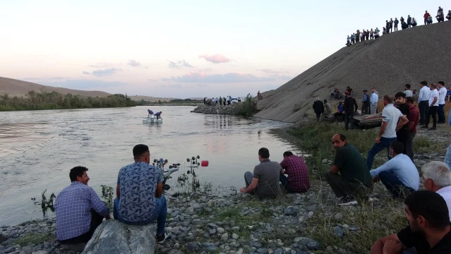 Ekipler, Murat Nehri'ne giren gencin cansız bedenine saatler sonra ulaşabildi