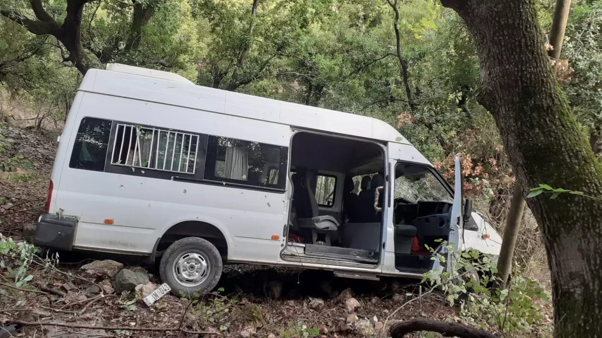 Kamyonetle çarpışan öğrenci servisi dere yatağına devrildi: 10 yaralı