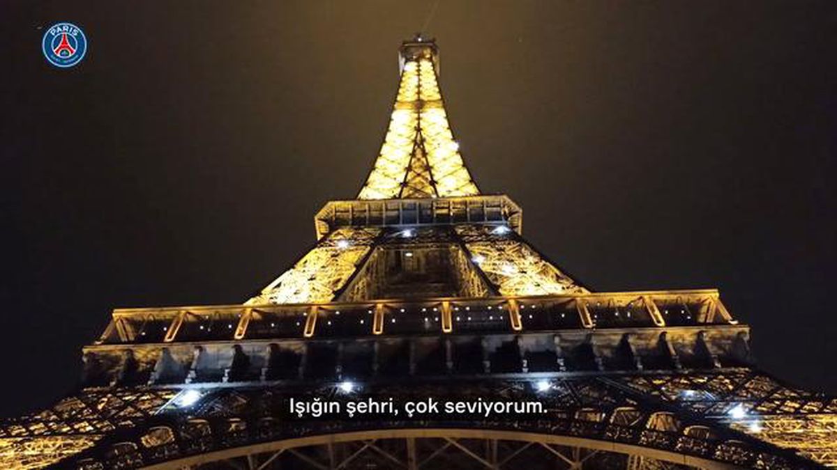 Oyuncular, Paris Saint-Germain\'in Üçüncü Formasını İnceliyorlar