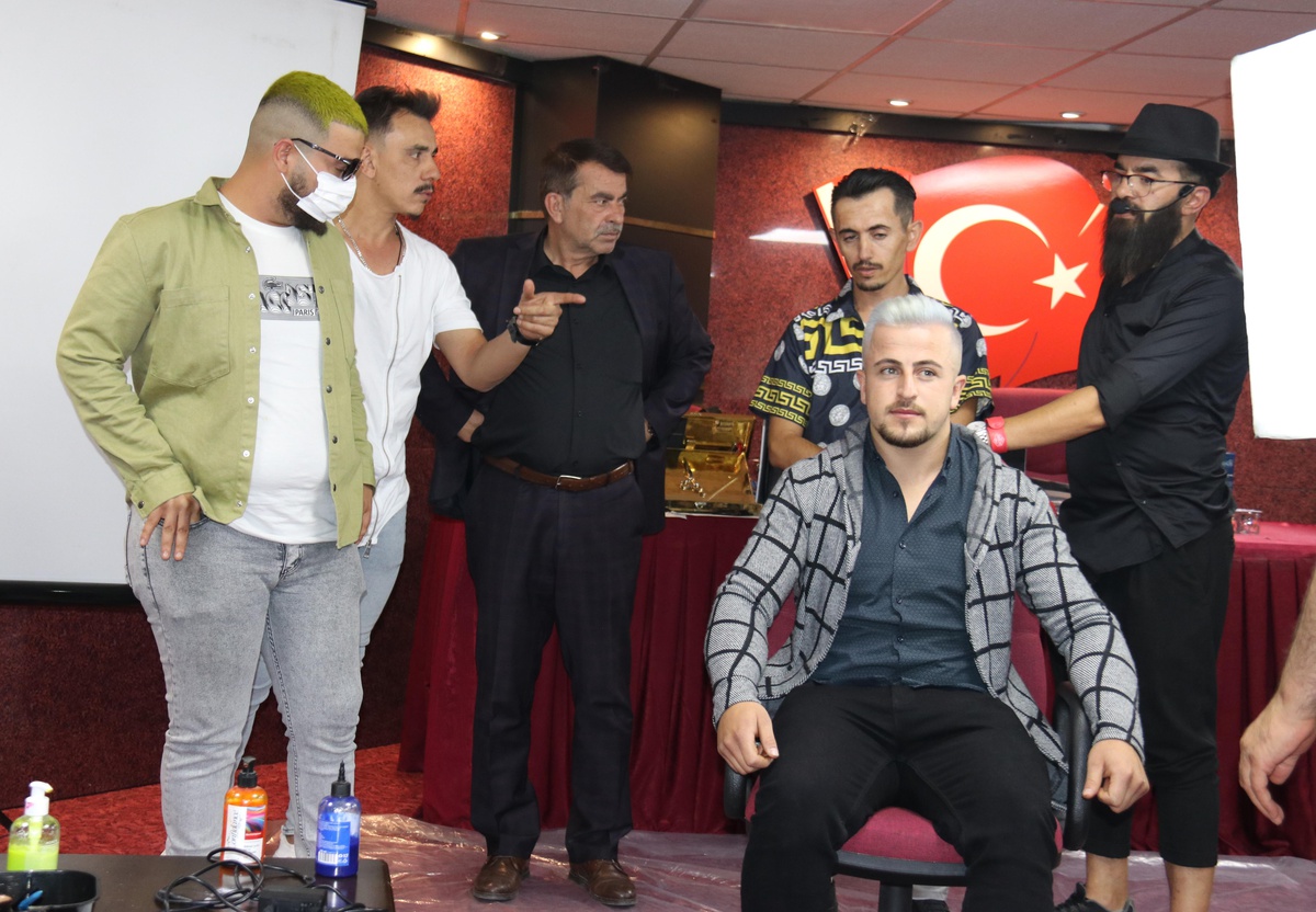 Sivas\'ta erkek kuaförlere "saç renklendirme ve kesim teknikleri" eğitimi verildi
