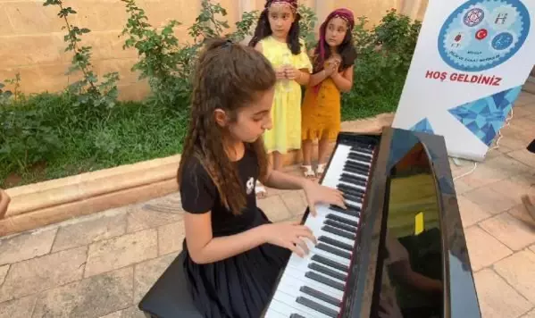TARİHİ KONAKTA 12 YAŞINDAKİ ARİN'DEN PİYANO RESİTALİ TARİHİ KONAKTA 12 YAŞINDAKİ ARİN'DEN PİYANO RESİTALİ