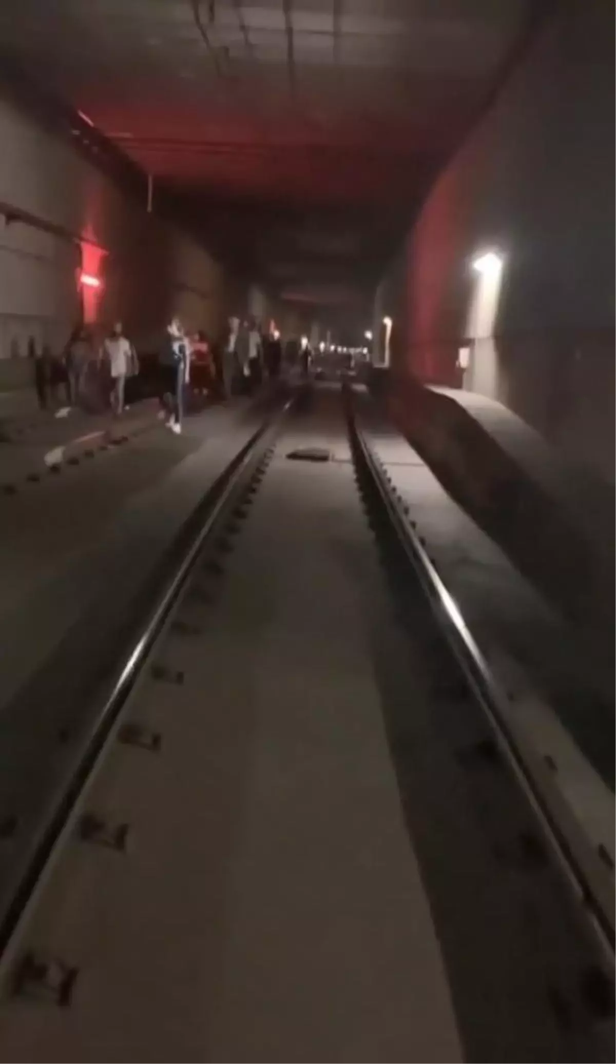 Son dakika gündem: TOPKAPI-MESCİDİ SELAM TRAMVAY HATTINDA ARIZA; RAYLARDA YÜRÜDÜLER