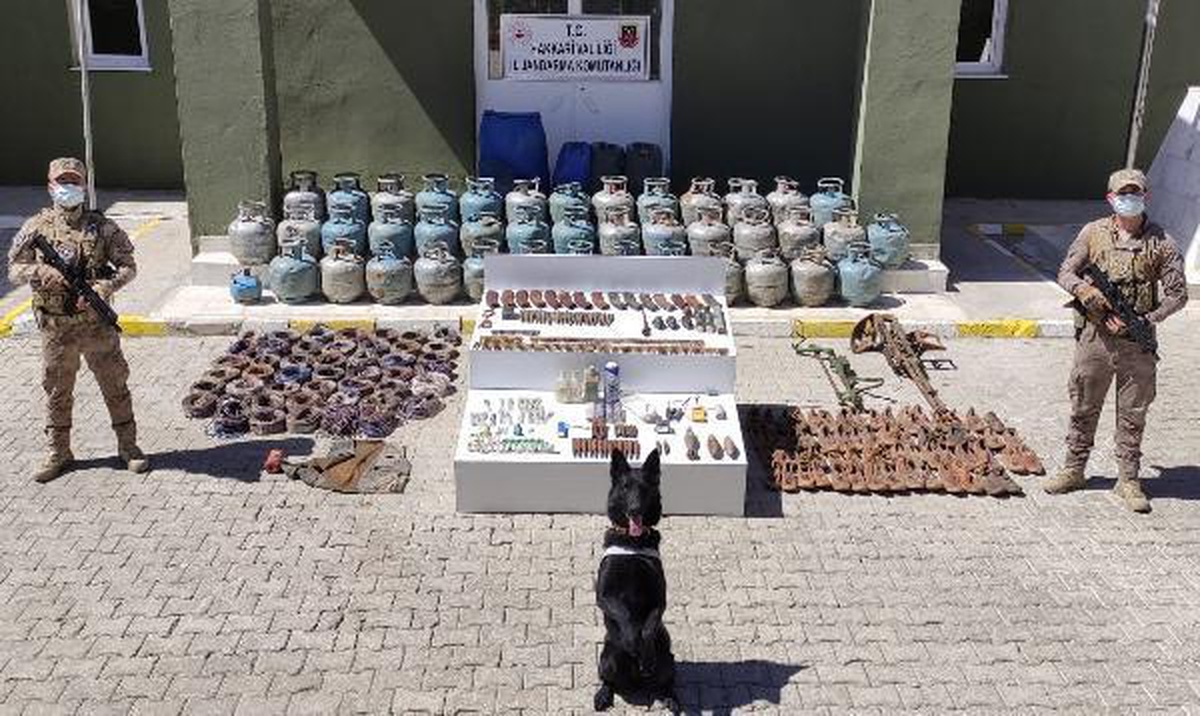 Son dakika haber: Yüksekova\'da PKK\'ya ait patlayıcı, silah ve mühimmat ele geçirildi
