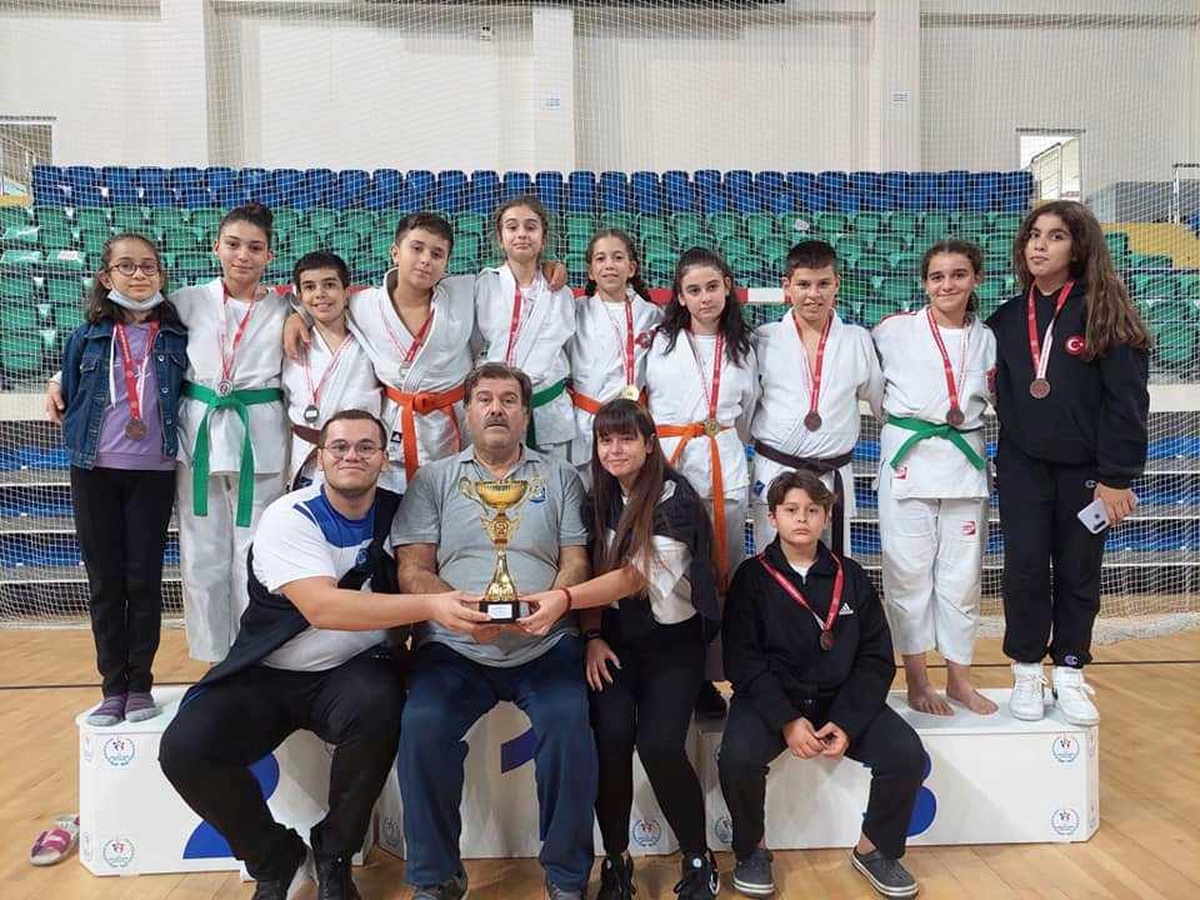Yunusemre Belediyespor Başkanı Alkan, Kütahya\'da birinci olan minik judo takımını kutladı