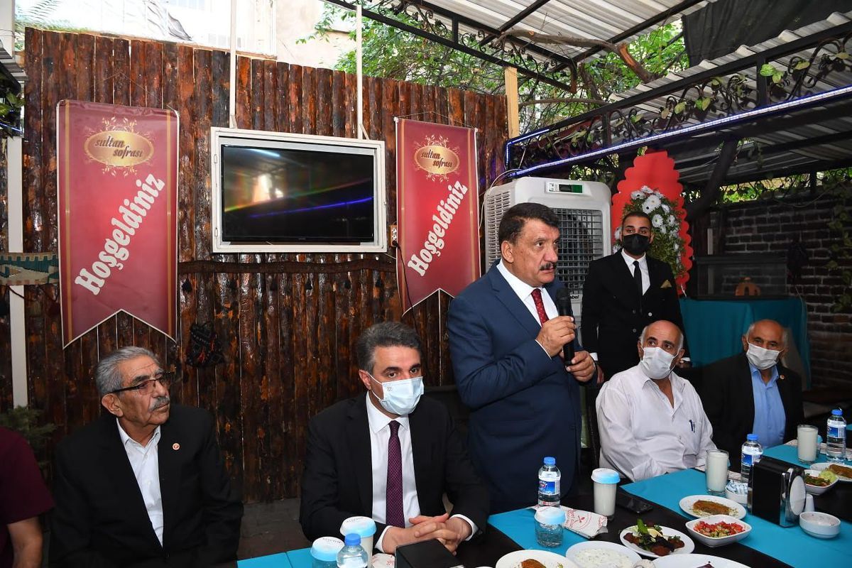 28 muhtara plaket verildi