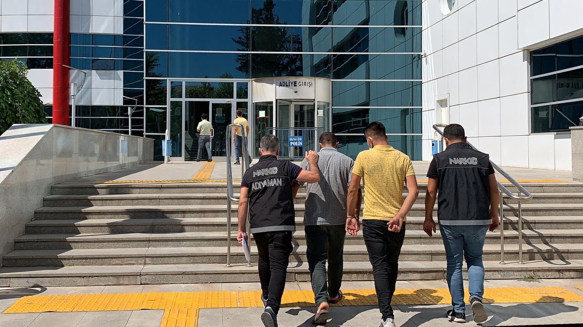 Son dakika haberleri... Adıyaman\'da uyuşturucu operasyonunda yakalanan 4 şüpheliden 1\'i tutuklandı