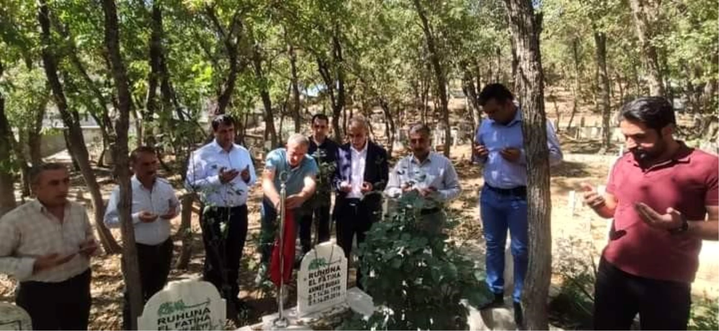 AK Parti Şemdinli ilçe teşkilatı, Ahmet Budak\'ı mezarı başında andı