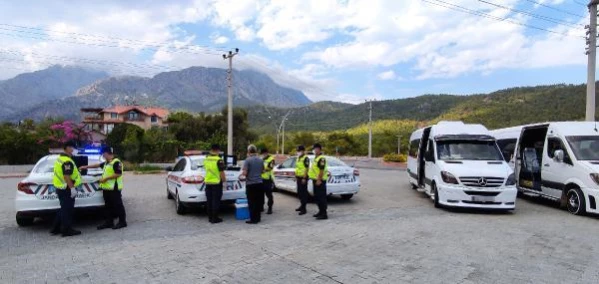 ANTALYA'DAKİ UYGULAMADA OKUL SERVİS ŞOFÖRÜNÜN UYUŞTURUCU TESTİ POZİTİF ÇIKTI