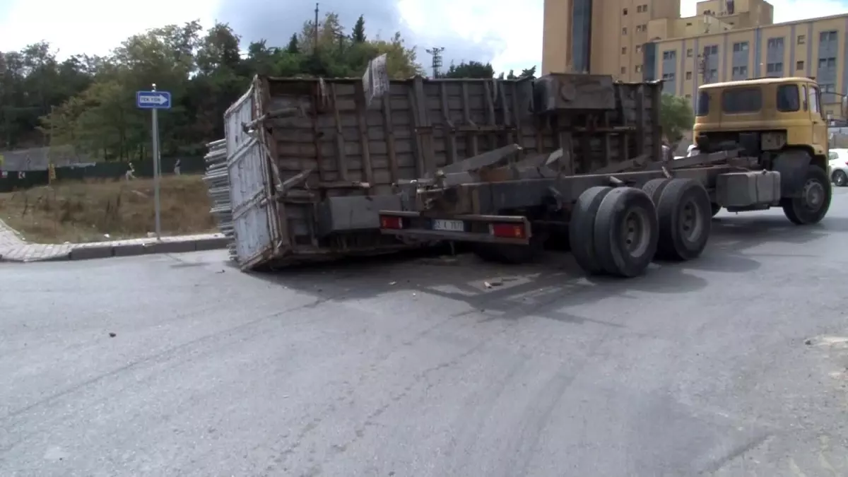 Arnavutköy\'de demir yüklü kamyonun kasası devrildi: Faciadan dönüldü