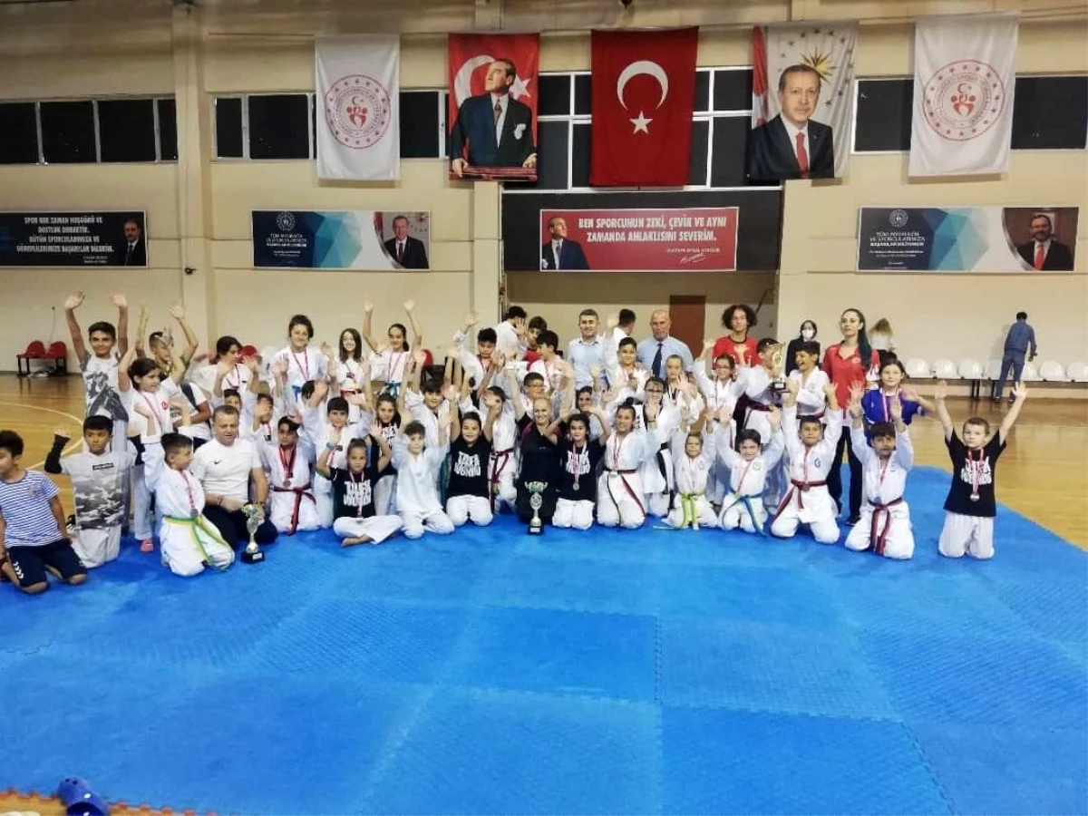 Ayvalık\'ta Kurtuluş Günü Taekwondo şampiyonası heyecanı
