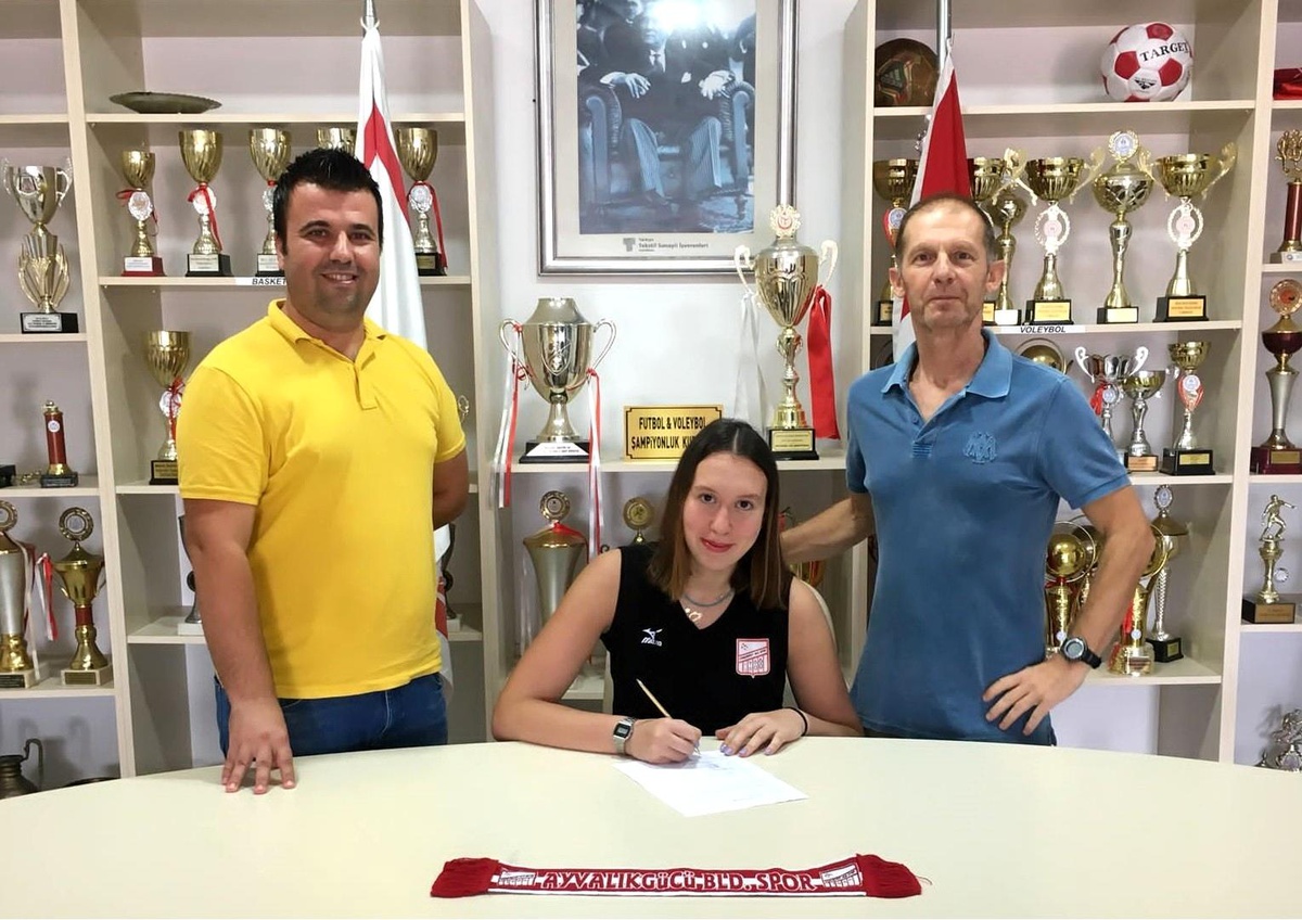 Ayvalıkgücü Belediyespor Nidanur\'u renklerine bağladı