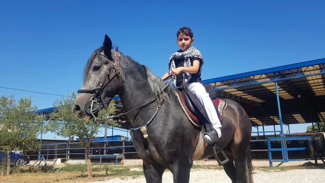 Babasına özendi 7 yaşında at binmeye başladı