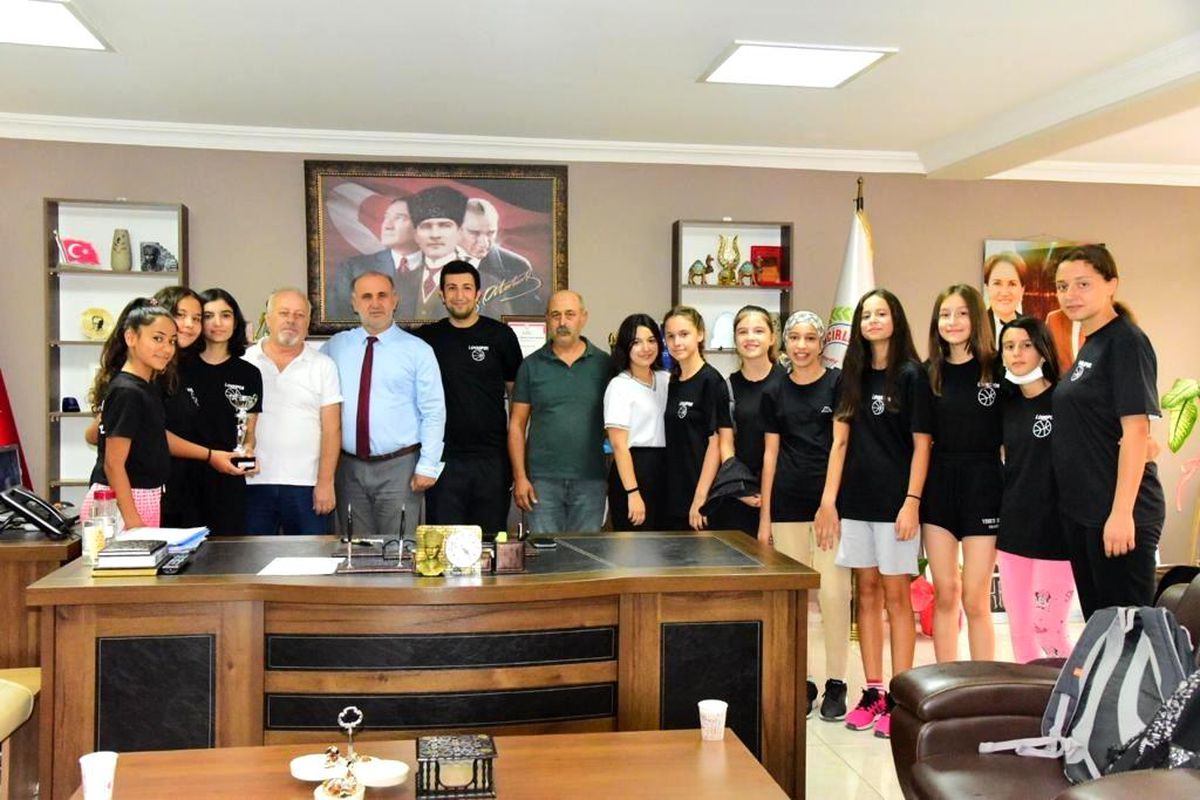 Başkan Kaya, şampiyon olan İncirliova Kız Basketbol Takımı\'nı ağırladı