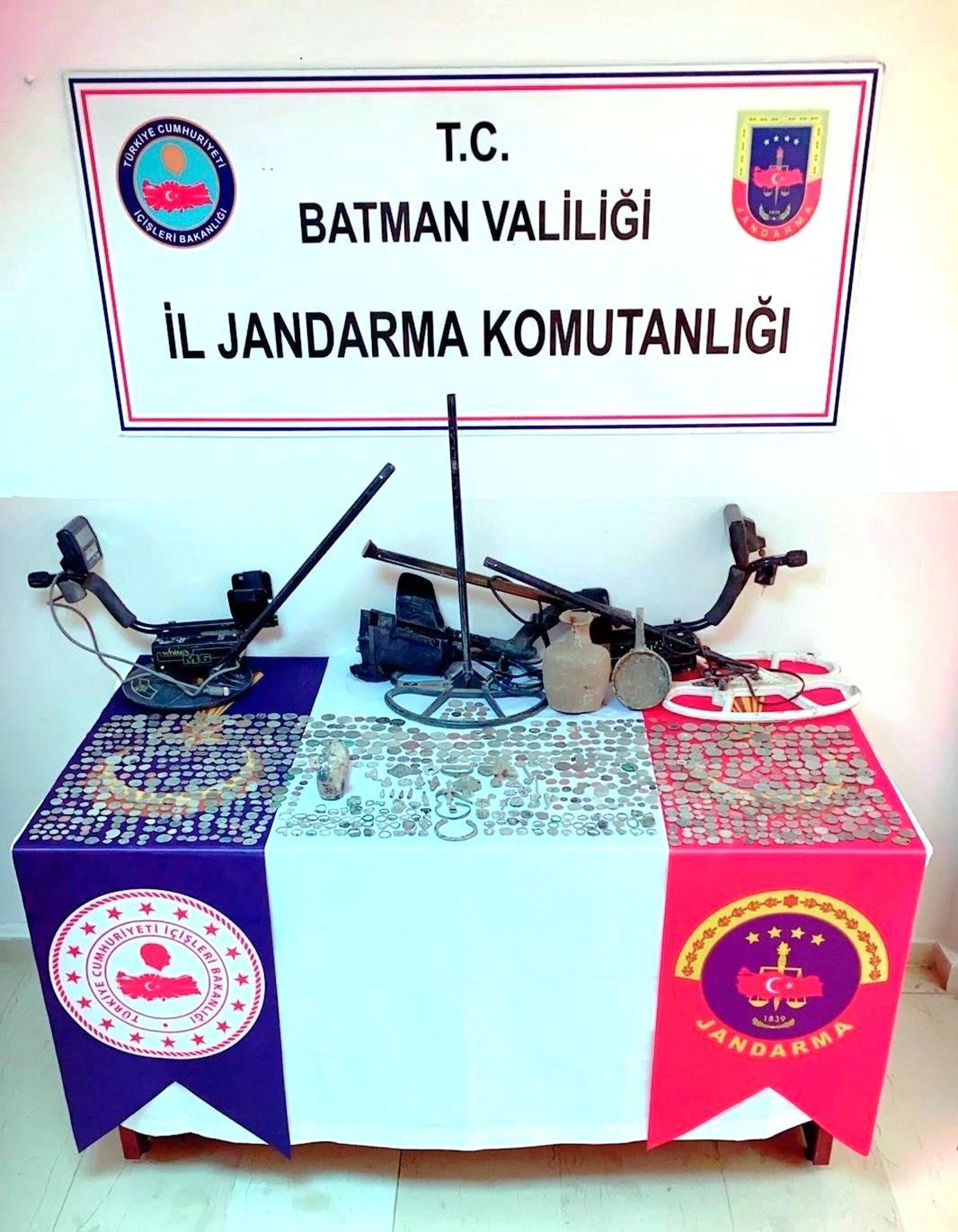 Batman\'da tarihi eser kaçakçılığı operasyonu: Bin 468 adet obje ele geçirildi