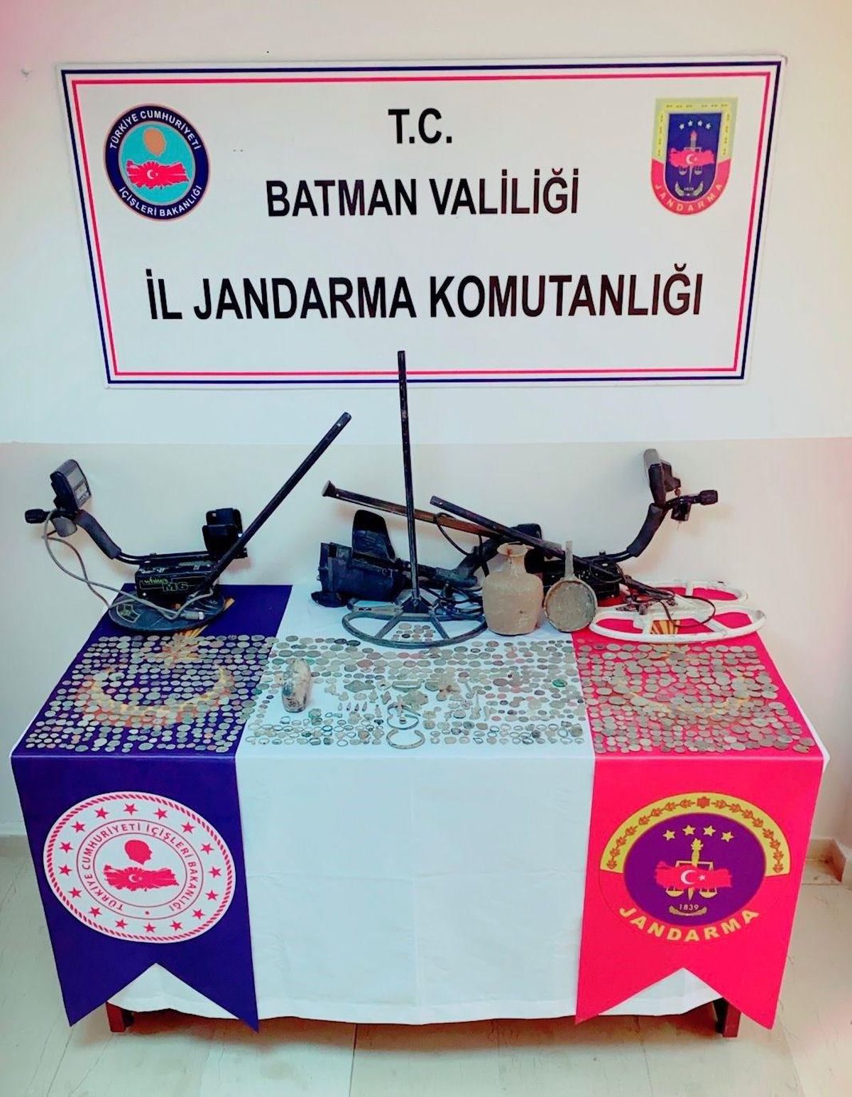 Batman\'da tarihi eser operasyonunda 1219 sikke ve 249 obje ele geçirildi