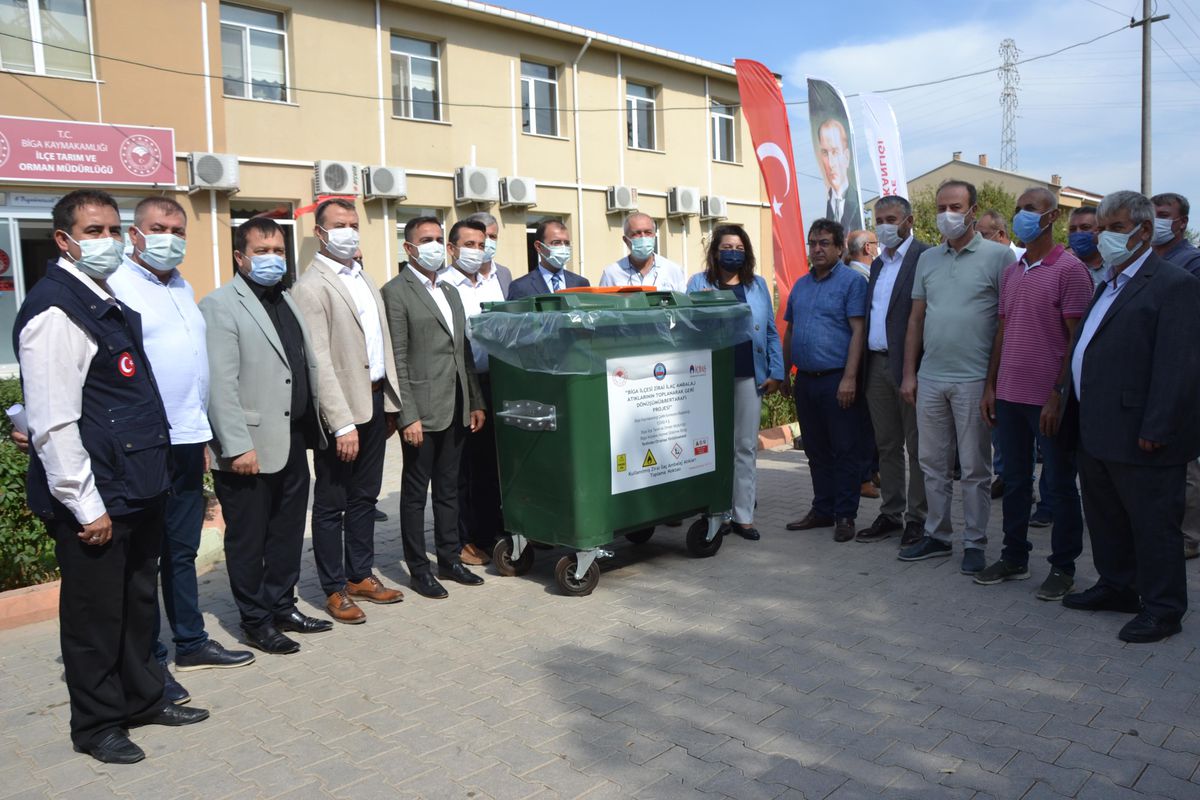 Biga\'da "Zirai Ambalaj Atıklarının Bertarafı" projesi kapsamında konteynerler teslim edildi