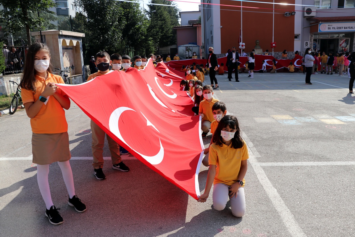 Bolu\'da İlköğretim Haftası kutlamalarında 200 metre uzunluğunda Türk bayrağı açıldı
