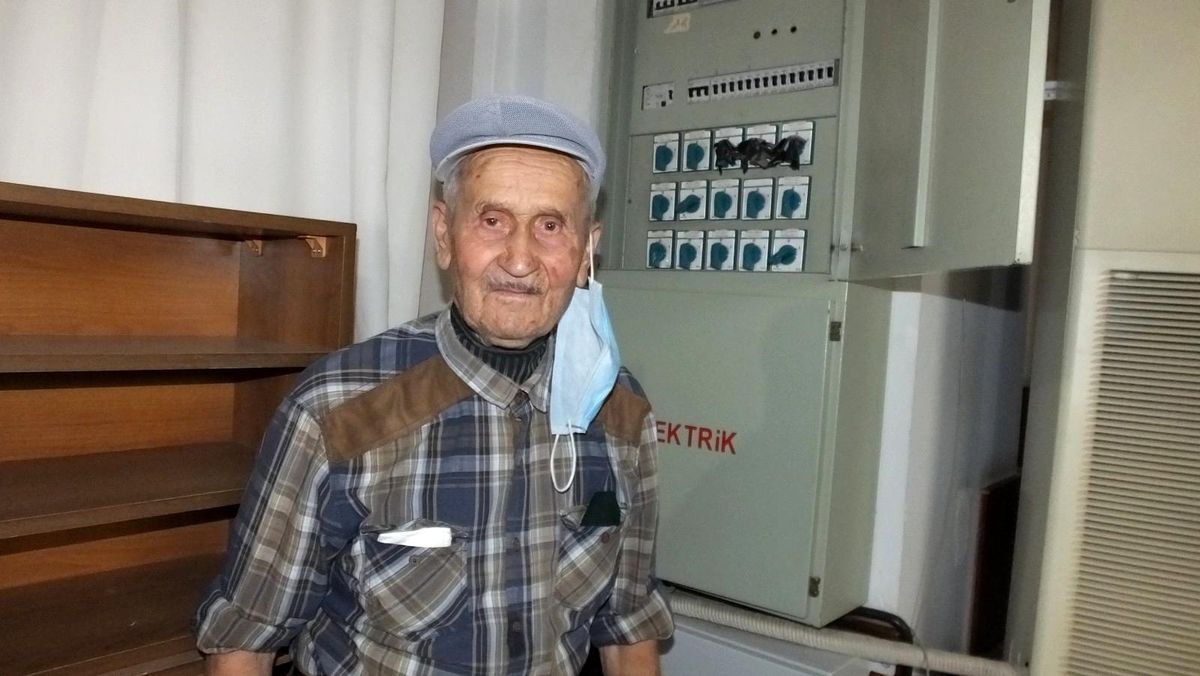 Burhaniye\'de Nuri dedeye alkış