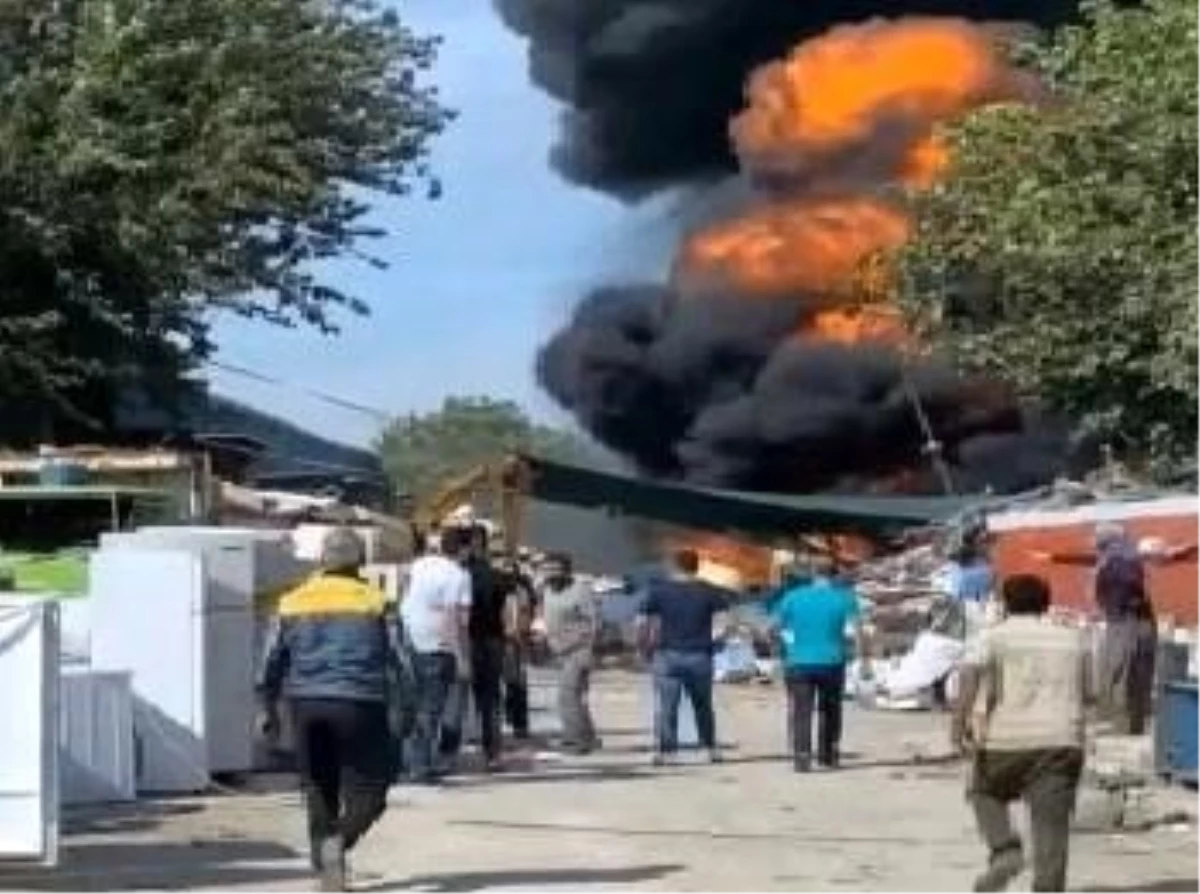 Son dakika haberleri! Bursa\'da geri dönüşüm tesisinde yangın...Dumanlar gökyüzünü siyaha boyadı