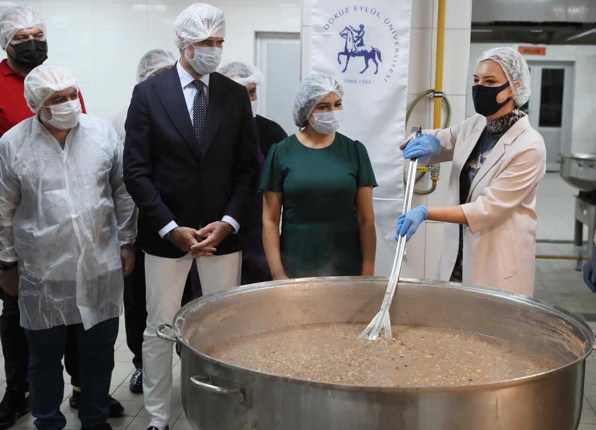 Dokuz Eylül Üniversitesi öğrencileri 1000 kişilik aşure hazırladı